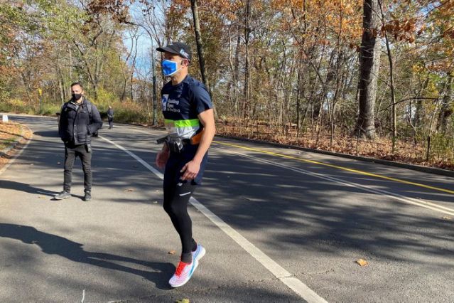 Thomas Panek, a blind runner and CEO of Guiding Eyes for the Blind, gets ready for a 5K run in Central Park where he will use Google's  Aplikasi Google dengan AI
