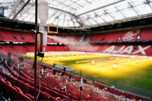 Tetesan Seperti Air Liur Disemprotkan di Stadion Ajax Amsterdam