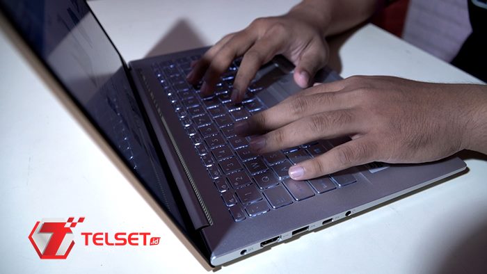 mengetik di Asus VivoBook K413