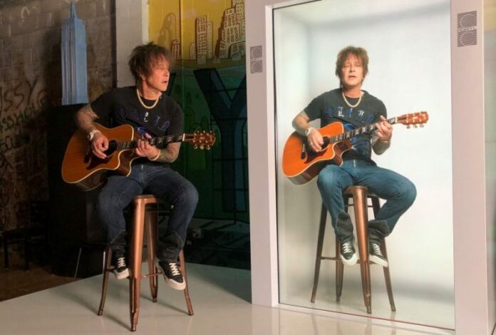 Are-celebrity-holograms-the-future-of-live-music-990x743 Artis hologram PORTL HOLOPORTL