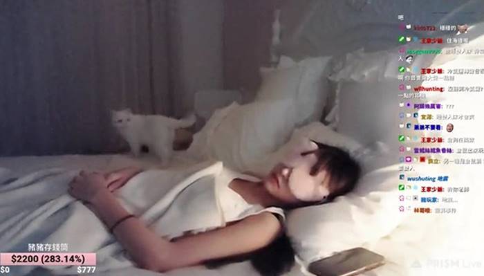 wanita live streaming tidur
