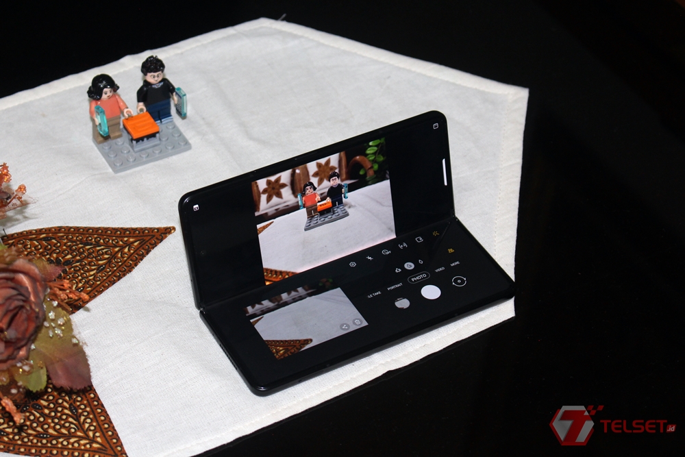 Samsung Galaxy Z Fold3 Flex Mode
