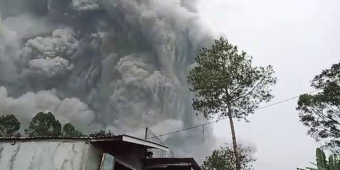 Gunung Semeru meletus BTS