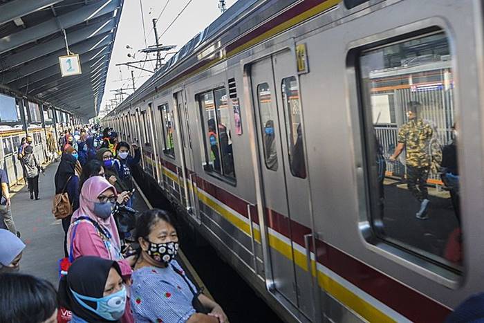 Penumpang KRL WiFi Gratis Stasiun