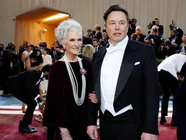 Elon Musk dan Ibu