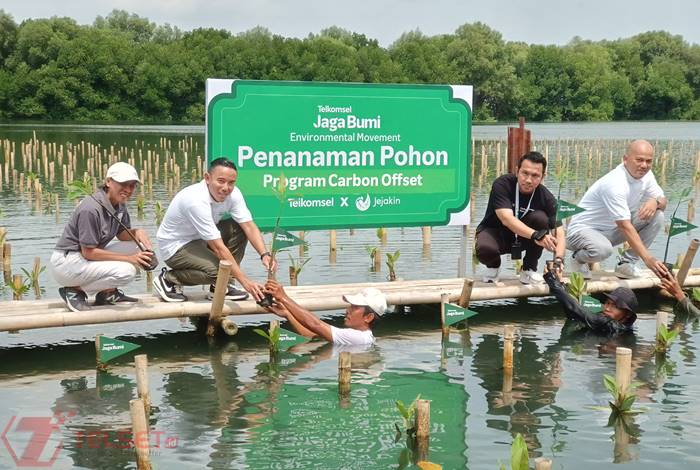 Telkomsel Jaga Bumi Carbon Offsite Tanam Pohon Mangrove