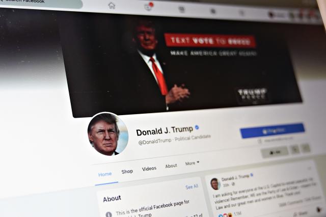 Trump Minta Pulihkan Akun Facebook Trump Minta Pulihkan Akun Facebook