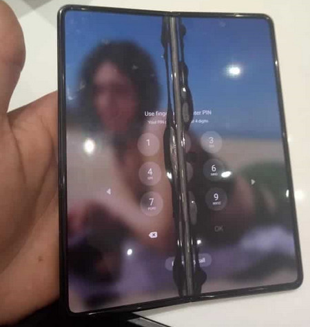 Galaxy Z Fold3 layar retak
