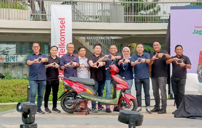 Konferensi pers mengenai paket bundling Telkomsel dan motor listrik Volta