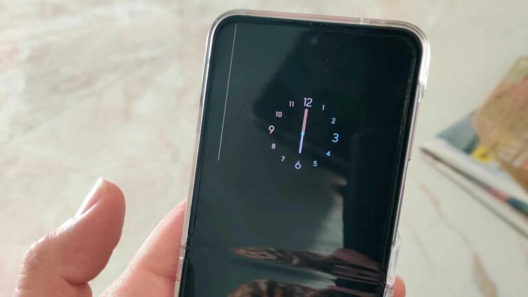 Galaxy Z Flip4 Layar Bergaris Hijau