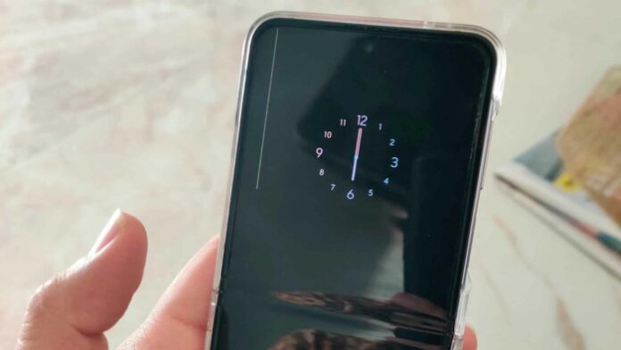 Galaxy Z Flip4 Layar Bergaris Hijau