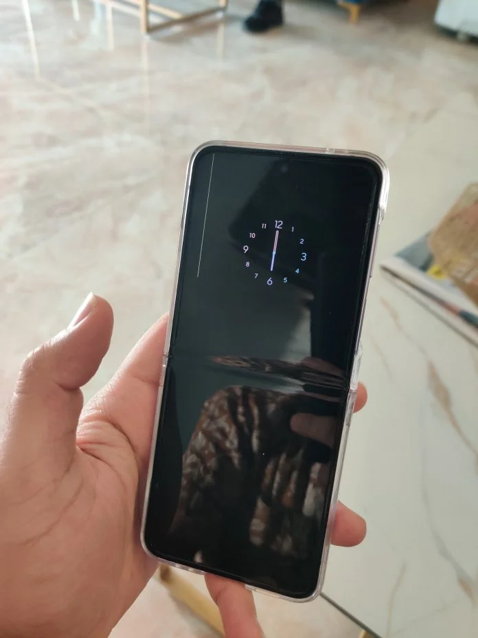 Galaxy Z Flip4 Layar Bergaris Hijau