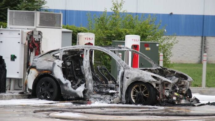 images (11) Tesla Y Terbakar