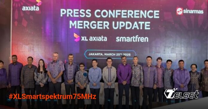XLSmart Siap Efisiensi Operasional Usai Kembalikan Spektrum 7,5 MHz Petugas Komdigi memeriksa perangkat frekuensi telekomunikasi