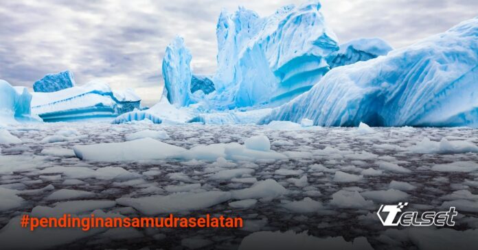 Ilustrasi pencairan es di Antartika dengan latar belakang samudra biru