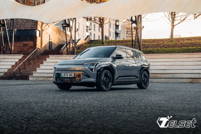 EV Kuasai 5 dari 6 Kategori di World Car Awards 2025 Kia EV3, pemenang World Car of the Year 2025, diparkir di jalan perkotaan dengan latar gedung modern