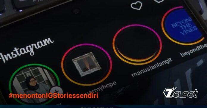 Wanita sedang menonton Instagram Stories di ponsel