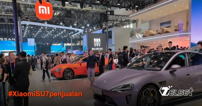 Xiaomi SU7 sedan listrik berwarna biru melaju di jalan raya