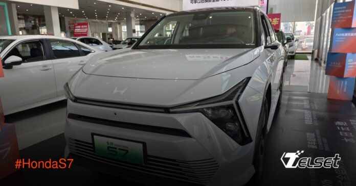 Honda S7 crossover listrik hitam dengan desain depan modern dan lampu LED berbentuk Y