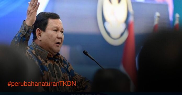 Prabowo Instruksikan Perubahan Aturan TKDN: Fleksibilitas untuk Daya Saing Presiden Prabowo Subianto menyampaikan pidato tentang revisi aturan TKDN di acara Sarasehan Ekonomi