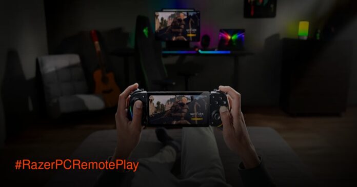 Closeup ponsel dengan kontroler gaming menggunakan aplikasi Razer Remote Play