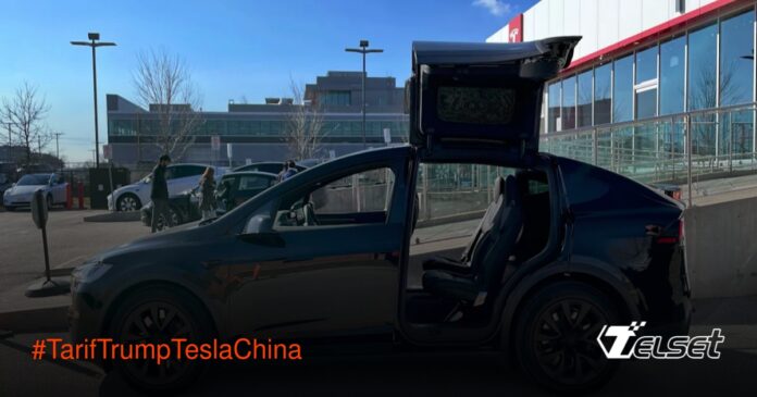 Tarif Trump vs China: Tesla Hentikan Penjualan Model S dan X di Pasar Negeri Tirai Bambu Tesla Model S dan X di showroom China dengan latar belakang pabrik