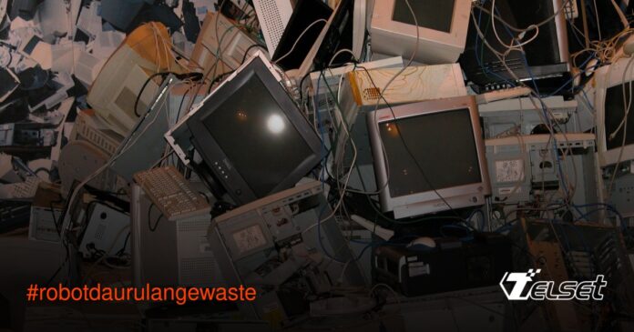 Robot industri sedang memilah komponen elektronik bekas di pabrik daur ulang