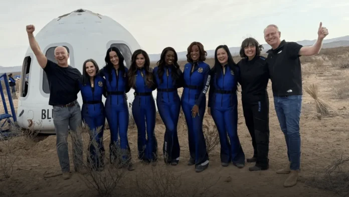 Kapsul Blue Origin mendarat setelah misi luar angkasa all-women dengan latar langit biru