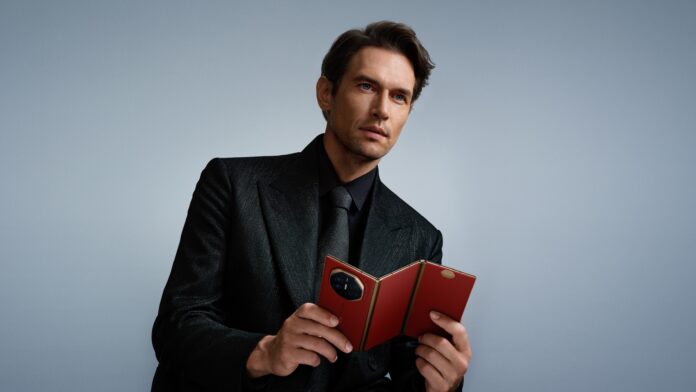 HUAWEI Mate XT: Smartphone Lipat Tiga Pertama yang Mengubah Cara Bekerja dan Hiburan HUAWEI Mate XT smartphone lipat tiga dalam mode triple-screen dengan tampilan multitasking