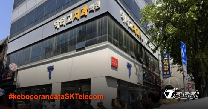 Antrean panjang pelanggan SK Telecom untuk ganti kartu SIM pasca kebocoran data