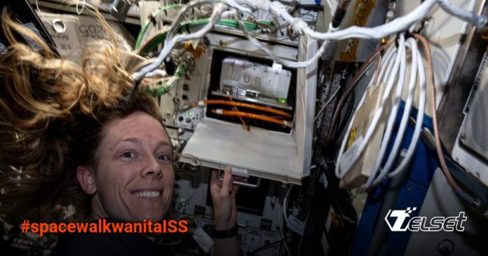 Astronot Wanita Bersiap untuk Spacewalk Langka di ISS Astronot Nichole Ayers menunjukkan inkubator penelitian di ISS