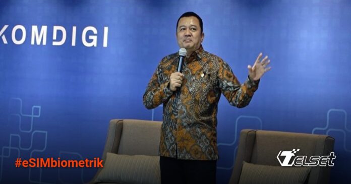 eSIM Biometrik: Solusi Cerdas Atasi Pemalsuan Identitas di Indonesia Ilustrasi eSIM biometrik dengan teknologi face recognition untuk verifikasi identitas