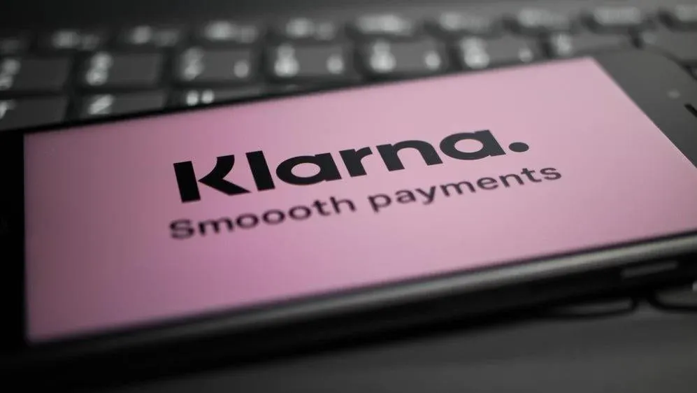 Logo Klarna di layar smartphone