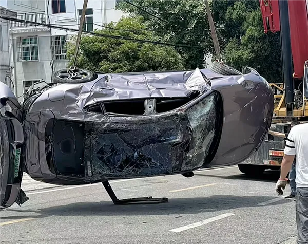 Xiaomi SU7 Max setelah kecelakaan dengan truk