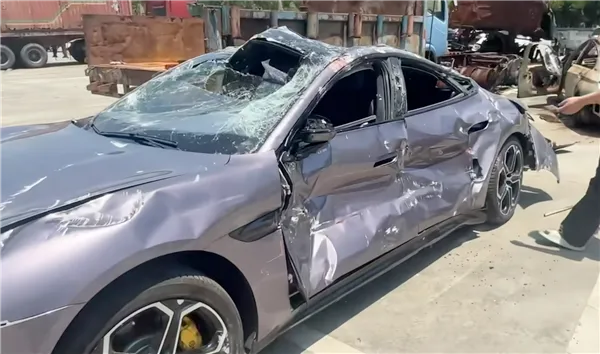 Interior Xiaomi SU7 Max yang tetap utuh pasca-kecelakaan