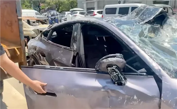 Pemilik Xiaomi SU7 Max membuka pintu setelah kecelakaan