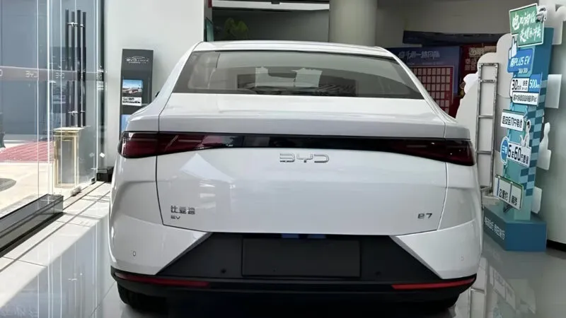 BYD e7 interior dengan layar sentuh 15.6 inci dan desain minimalis