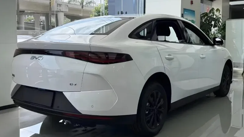 BYD e7 tampak samping dengan garis atap yang ramping