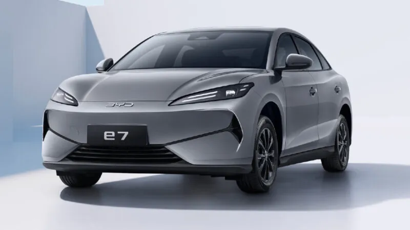 BYD e7 dalam warna putih di showroom dealer China