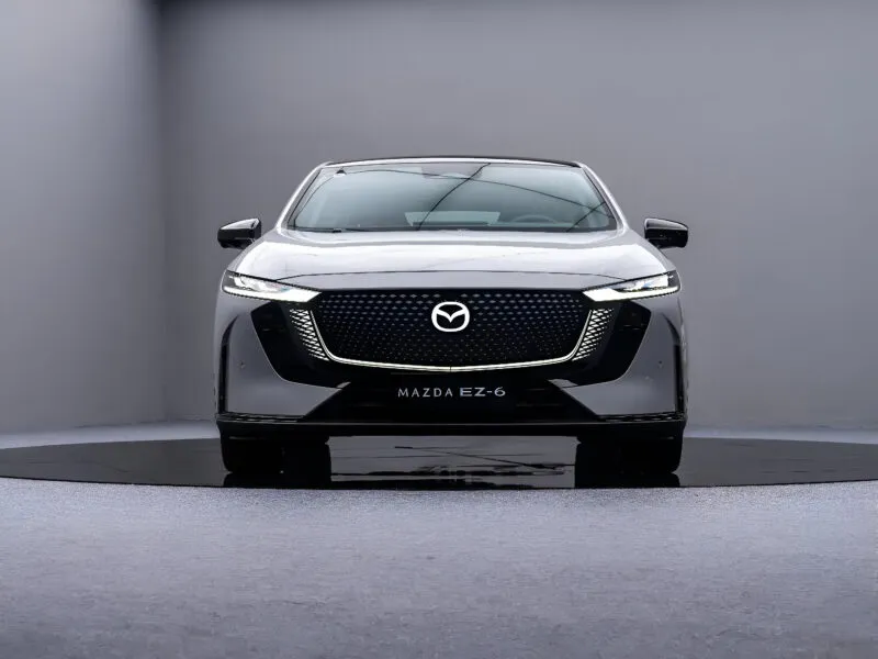 Desain depan Mazda EZ-6 Sports Edition dengan grille dan lampu split-structure