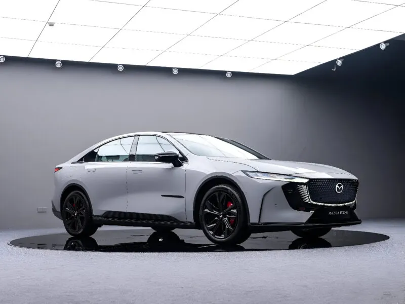 Interior Mazda EZ-6 Sports Edition dengan jahitan merah-hitam dan bahan Alcantara