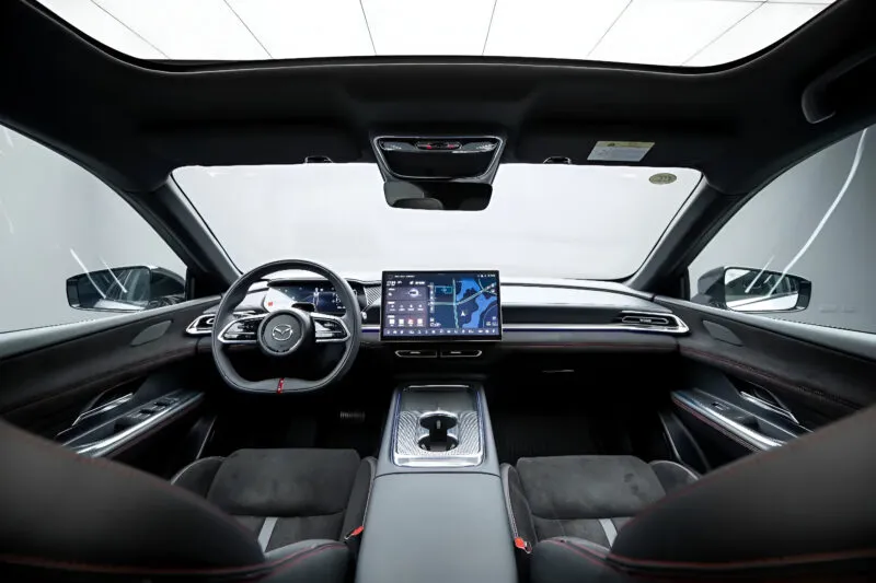 Sistem infotainment dan head-up display Mazda EZ-6