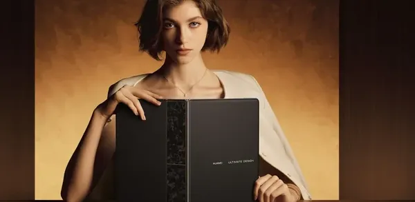 image-1747672051558-4835.webp Huawei MateBook Fold Ultimate Design dalam mode layar terbuka penuh