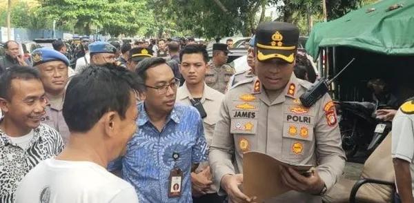 Wakapolres Metro Jakarta Utara, AKBP James H. Hutajulu memimpin aksi pembongkaran posko ormas di Pademangan, Jakarta Utara, Jumat (16/5/2025).