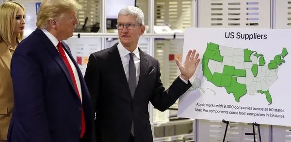 image-1748073882398-2646.webp Donald Trump dan Tim Cook berdialog di pabrik Apple