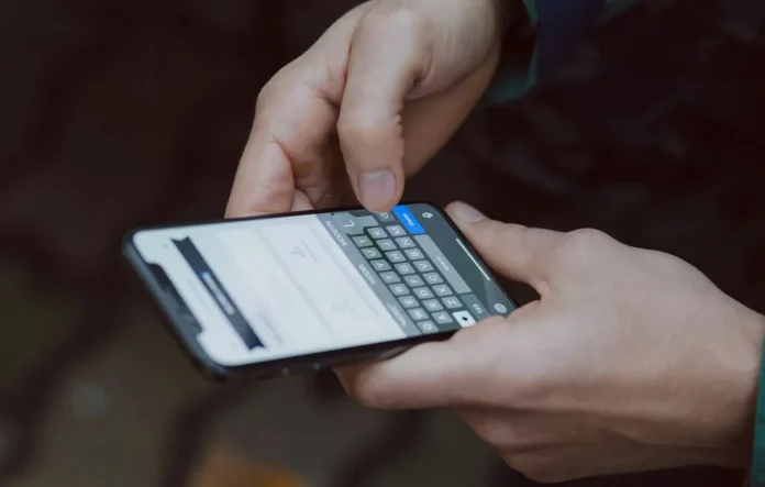 image-1748096090877-961.webp Ilustrasi perbandingan eSIM dan SIM fisik di smartphone