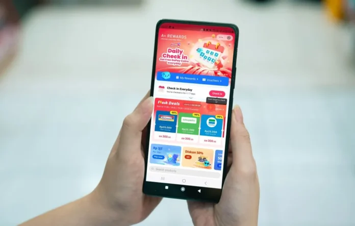 Ilustrasi pembayaran tagihan Kredivo menggunakan aplikasi GoPay di smartphone