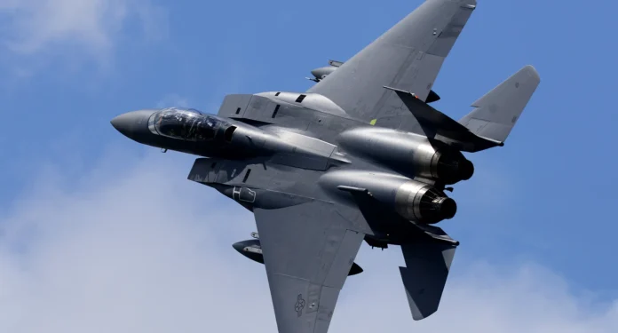 image-1748220795315-6207.webp F-15E Strike Eagle dengan rudal APKWS II untuk misi anti-drone