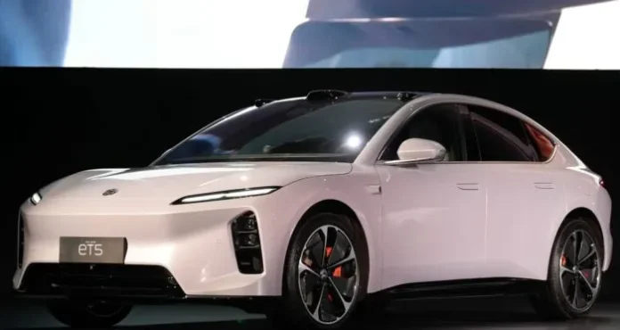 image-1748223645557-7622.webp Nio ET5 Touring 2025 dengan desain eksterior baru dan warna moonlight silver