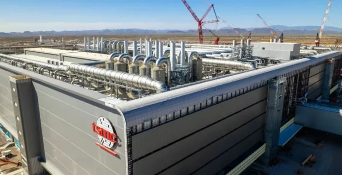 TSMC pabrik chip di Arizona dengan latar belakang bendera AS dan Taiwan